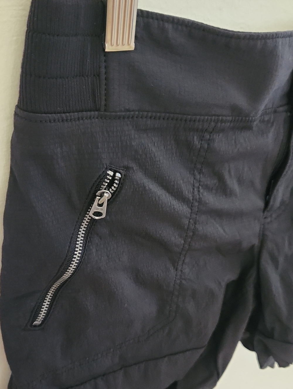 Athleta Trekkie Cuffed Black Hiking Shorts Zip Poxkets Size 8 - Picture 6 of 9